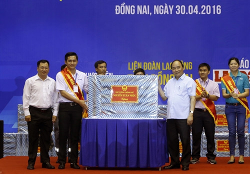 Thủ tướng Nguyễn Xuân Phúc tặng quà cho đại diện công nhân, người lao động 8 tỉnh, thành phố khu vực phía Nam. Ảnh: Thống Nhất-TTXVN Thủ tướng Nguyễn Xuân Phúc tặng quà cho đại diện công nhân, người lao động 8 tỉnh, thành phố khu vực phía Nam. Ảnh: Thống Nhất-TTXVN