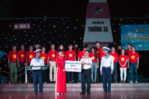 Đoàn kiều bào trao tặng tượng trưng số tiền ủng hộ cho cán bộ chiến sĩ trên quần đảo Trường Sa. Ảnh: Hứa Chung – TTXVN Đoàn kiều bào trao tặng tượng trưng số tiền ủng hộ cho cán bộ chiến sĩ trên quần đảo Trường Sa. Ảnh: Hứa Chung – TTXVN