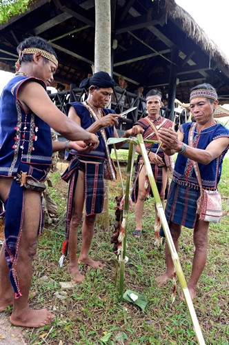 Các nghệ nhân chuẩn bị cho Lễ cúng đầu làng, một trong những nghi lễ mừng nhà mới dân tộc Bahnar