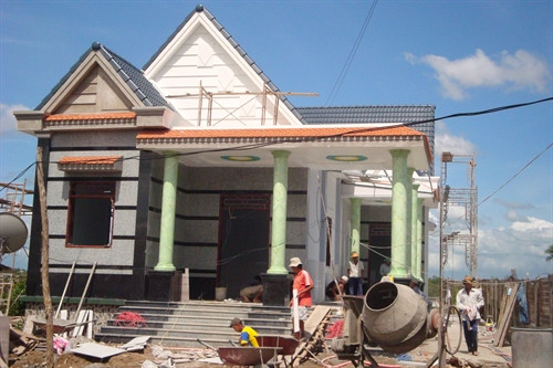 Nhờ phát triển mô hình nuôi cá sấu trang trại, anh Nguyễn Giải Phóng đã xây dựng được nhà cửa khang trang .