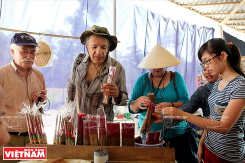 Du khách chọn lựa mua những sản phẩm hương của làng Thủy Xuân.