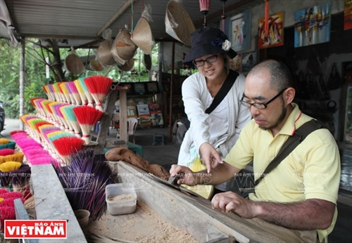Du khách trải nghiệm tự mình làm nên một que hương.
