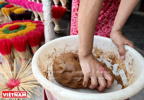 Công đoạn trộn đều các hương vị với nhau.
