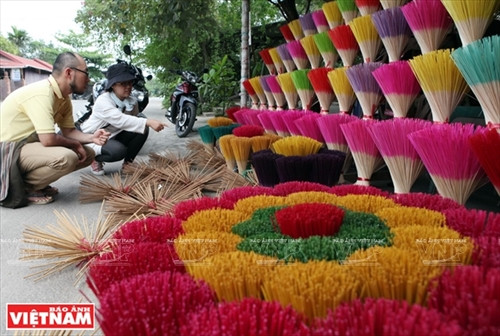 Những bó chân hương nhiều màu sắc được người thợ bày xòe ra trông như những bông hoa mời gọi du khách dừng chân trên bên đường Huyền Chân Công Chúa.