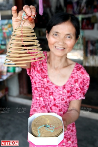 Sản phẩm hương vòng làm từ trầm được người thợ làng hương Thủy Xuân giới thiệu đến du khách.
