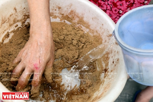 Nguyên liệu làm hương gồm: ngũ vị thuốc Bắc với quế chi, thảo quả, nụ tùng, đinh hương, hoa hồi, vỏ quả bưởi rừng, hoa bưởi khô, quế, bạch đàn được hòa cùng với nước.