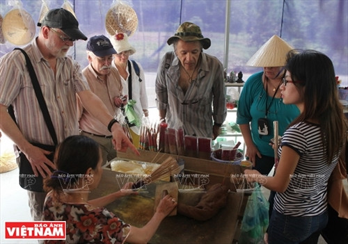 Du khách tham quan làng hương và khám phá các công đọan làm hương tại làng.
