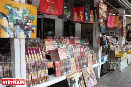 Sản phẩm hương của làng Thủy Xuân được bày bán với nhiều mẫu mã khác nhau.