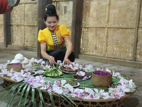 Cô gái Thái đang chuẩn bị mâm lễ với các món từ gà, cá, thịt, măng, hoa Ban. Cô gái Thái đang chuẩn bị mâm lễ với các món từ gà, cá, thịt, măng, hoa Ban.