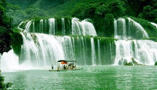 Thác Bản Giốc thuộc địa phận xã Đàm Thủy, huyện Trùng Khánh, tỉnh Cao Bằng. Mỗi năm thu hút hơn 30.000 lượt khách du lịch trong và ngoài nước tới tham quan. Ảnh: Phương Hoa - TTXVN Thác Bản Giốc mỗi năm thu hút hơn 30.000 lượt khách du lịch trong và ngoài nước tới tham quan. Ảnh: Phương Hoa – TTXVN Thác có độ cao trên 30 m với nhiều khối nước lớn đổ xuống qua nhiều tầng đá vôi. Ảnh: Phương Hoa - TTXVN Giữa thác có một mô đá rộng phủ đầy cây đã xẻ dòng sông thành 3 luồng nước như ba dải lụa trắng. Ảnh: Phương Hoa – TTXVN Chiến sỹ Công an huyện Trùng Khánh và bộ độ Biên phòng Đàm Thủy phối hợp tuần tra dưới chân thác Bản Giốc. Ảnh: Doãn Tấn – TTXVN Vào những ngày nắng, làn hơi nước còn tạo thành cầu vồng lung linh huyền ảo. Ảnh: Phương Hoa – TTXVN