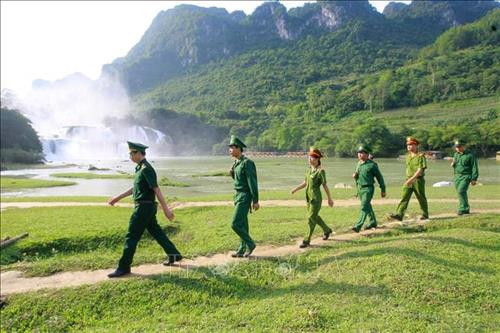 Thác Bản Giốc thuộc địa phận xã Đàm Thủy, huyện Trùng Khánh, tỉnh Cao Bằng. Mỗi năm thu hút hơn 30.000 lượt khách du lịch trong và ngoài nước tới tham quan. Ảnh: Phương Hoa - TTXVN Thác Bản Giốc mỗi năm thu hút hơn 30.000 lượt khách du lịch trong và ngoài nước tới tham quan. Ảnh: Phương Hoa – TTXVN Thác có độ cao trên 30 m với nhiều khối nước lớn đổ xuống qua nhiều tầng đá vôi. Ảnh: Phương Hoa - TTXVN Giữa thác có một mô đá rộng phủ đầy cây đã xẻ dòng sông thành 3 luồng nước như ba dải lụa trắng. Ảnh: Phương Hoa – TTXVN Chiến sỹ Công an huyện Trùng Khánh và bộ độ Biên phòng Đàm Thủy phối hợp tuần tra dưới chân thác Bản Giốc. Ảnh: Doãn Tấn – TTXVN Vào những ngày nắng, làn hơi nước còn tạo thành cầu vồng lung linh huyền ảo. Ảnh: Phương Hoa – TTXVN Thác Bản Giốc thuộc địa phận xã Đàm Thủy, huyện Trùng Khánh, tỉnh Cao Bằng. Mỗi năm thu hút hơn 30.000 lượt khách du lịch trong và ngoài nước tới tham quan. Ảnh: Phương Hoa - TTXVN Thác Bản Giốc mỗi năm thu hút hơn 30.000 lượt khách du lịch trong và ngoài nước tới tham quan. Ảnh: Phương Hoa – TTXVN Thác có độ cao trên 30 m với nhiều khối nước lớn đổ xuống qua nhiều tầng đá vôi. Ảnh: Phương Hoa - TTXVN Giữa thác có một mô đá rộng phủ đầy cây đã xẻ dòng sông thành 3 luồng nước như ba dải lụa trắng. Ảnh: Phương Hoa – TTXVN Chiến sỹ Công an huyện Trùng Khánh và bộ độ Biên phòng Đàm Thủy phối hợp tuần tra dưới chân thác Bản Giốc. Ảnh: Doãn Tấn – TTXVN Vào những ngày nắng, làn hơi nước còn tạo thành cầu vồng lung linh huyền ảo. Ảnh: Phương Hoa – TTXVN