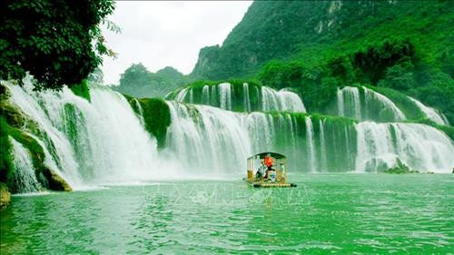 Thác Bản Giốc thuộc địa phận xã Đàm Thủy, huyện Trùng Khánh, tỉnh Cao Bằng. Mỗi năm thu hút hơn 30.000 lượt khách du lịch trong và ngoài nước tới tham quan. Ảnh: Phương Hoa - TTXVN Thác Bản Giốc mỗi năm thu hút hơn 30.000 lượt khách du lịch trong và ngoài nước tới tham quan. Ảnh: Phương Hoa – TTXVN Thác có độ cao trên 30 m với nhiều khối nước lớn đổ xuống qua nhiều tầng đá vôi. Ảnh: Phương Hoa - TTXVN Giữa thác có một mô đá rộng phủ đầy cây đã xẻ dòng sông thành 3 luồng nước như ba dải lụa trắng. Ảnh: Phương Hoa – TTXVN Chiến sỹ Công an huyện Trùng Khánh và bộ độ Biên phòng Đàm Thủy phối hợp tuần tra dưới chân thác Bản Giốc. Ảnh: Doãn Tấn – TTXVN Vào những ngày nắng, làn hơi nước còn tạo thành cầu vồng lung linh huyền ảo. Ảnh: Phương Hoa – TTXVN Thác Bản Giốc thuộc địa phận xã Đàm Thủy, huyện Trùng Khánh, tỉnh Cao Bằng. Mỗi năm thu hút hơn 30.000 lượt khách du lịch trong và ngoài nước tới tham quan. Ảnh: Phương Hoa - TTXVN Thác Bản Giốc mỗi năm thu hút hơn 30.000 lượt khách du lịch trong và ngoài nước tới tham quan. Ảnh: Phương Hoa – TTXVN Thác có độ cao trên 30 m với nhiều khối nước lớn đổ xuống qua nhiều tầng đá vôi. Ảnh: Phương Hoa - TTXVN Giữa thác có một mô đá rộng phủ đầy cây đã xẻ dòng sông thành 3 luồng nước như ba dải lụa trắng. Ảnh: Phương Hoa – TTXVN Chiến sỹ Công an huyện Trùng Khánh và bộ độ Biên phòng Đàm Thủy phối hợp tuần tra dưới chân thác Bản Giốc. Ảnh: Doãn Tấn – TTXVN Vào những ngày nắng, làn hơi nước còn tạo thành cầu vồng lung linh huyền ảo. Ảnh: Phương Hoa – TTXVN