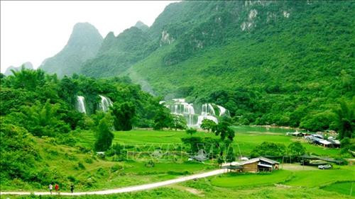 Thác Bản Giốc thuộc địa phận xã Đàm Thủy, huyện Trùng Khánh, tỉnh Cao Bằng. Mỗi năm thu hút hơn 30.000 lượt khách du lịch trong và ngoài nước tới tham quan. Ảnh: Phương Hoa - TTXVN Thác Bản Giốc mỗi năm thu hút hơn 30.000 lượt khách du lịch trong và ngoài nước tới tham quan. Ảnh: Phương Hoa – TTXVN Thác có độ cao trên 30 m với nhiều khối nước lớn đổ xuống qua nhiều tầng đá vôi. Ảnh: Phương Hoa - TTXVN Giữa thác có một mô đá rộng phủ đầy cây đã xẻ dòng sông thành 3 luồng nước như ba dải lụa trắng. Ảnh: Phương Hoa – TTXVN Chiến sỹ Công an huyện Trùng Khánh và bộ độ Biên phòng Đàm Thủy phối hợp tuần tra dưới chân thác Bản Giốc. Ảnh: Doãn Tấn – TTXVN Vào những ngày nắng, làn hơi nước còn tạo thành cầu vồng lung linh huyền ảo. Ảnh: Phương Hoa – TTXVN Thác Bản Giốc thuộc địa phận xã Đàm Thủy, huyện Trùng Khánh, tỉnh Cao Bằng. Mỗi năm thu hút hơn 30.000 lượt khách du lịch trong và ngoài nước tới tham quan. Ảnh: Phương Hoa - TTXVN Thác Bản Giốc mỗi năm thu hút hơn 30.000 lượt khách du lịch trong và ngoài nước tới tham quan. Ảnh: Phương Hoa – TTXVN Thác có độ cao trên 30 m với nhiều khối nước lớn đổ xuống qua nhiều tầng đá vôi. Ảnh: Phương Hoa - TTXVN Giữa thác có một mô đá rộng phủ đầy cây đã xẻ dòng sông thành 3 luồng nước như ba dải lụa trắng. Ảnh: Phương Hoa – TTXVN Chiến sỹ Công an huyện Trùng Khánh và bộ độ Biên phòng Đàm Thủy phối hợp tuần tra dưới chân thác Bản Giốc. Ảnh: Doãn Tấn – TTXVN Vào những ngày nắng, làn hơi nước còn tạo thành cầu vồng lung linh huyền ảo. Ảnh: Phương Hoa – TTXVN