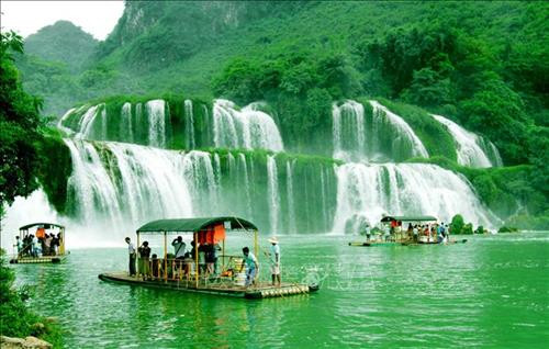 Thác Bản Giốc thuộc địa phận xã Đàm Thủy, huyện Trùng Khánh, tỉnh Cao Bằng. Mỗi năm thu hút hơn 30.000 lượt khách du lịch trong và ngoài nước tới tham quan. Ảnh: Phương Hoa - TTXVN Thác Bản Giốc mỗi năm thu hút hơn 30.000 lượt khách du lịch trong và ngoài nước tới tham quan. Ảnh: Phương Hoa – TTXVN Thác có độ cao trên 30 m với nhiều khối nước lớn đổ xuống qua nhiều tầng đá vôi. Ảnh: Phương Hoa - TTXVN Giữa thác có một mô đá rộng phủ đầy cây đã xẻ dòng sông thành 3 luồng nước như ba dải lụa trắng. Ảnh: Phương Hoa – TTXVN Chiến sỹ Công an huyện Trùng Khánh và bộ độ Biên phòng Đàm Thủy phối hợp tuần tra dưới chân thác Bản Giốc. Ảnh: Doãn Tấn – TTXVN Vào những ngày nắng, làn hơi nước còn tạo thành cầu vồng lung linh huyền ảo. Ảnh: Phương Hoa – TTXVN Thác Bản Giốc thuộc địa phận xã Đàm Thủy, huyện Trùng Khánh, tỉnh Cao Bằng. Mỗi năm thu hút hơn 30.000 lượt khách du lịch trong và ngoài nước tới tham quan. Ảnh: Phương Hoa - TTXVN Thác Bản Giốc mỗi năm thu hút hơn 30.000 lượt khách du lịch trong và ngoài nước tới tham quan. Ảnh: Phương Hoa – TTXVN Thác có độ cao trên 30 m với nhiều khối nước lớn đổ xuống qua nhiều tầng đá vôi. Ảnh: Phương Hoa - TTXVN Giữa thác có một mô đá rộng phủ đầy cây đã xẻ dòng sông thành 3 luồng nước như ba dải lụa trắng. Ảnh: Phương Hoa – TTXVN Chiến sỹ Công an huyện Trùng Khánh và bộ độ Biên phòng Đàm Thủy phối hợp tuần tra dưới chân thác Bản Giốc. Ảnh: Doãn Tấn – TTXVN Vào những ngày nắng, làn hơi nước còn tạo thành cầu vồng lung linh huyền ảo. Ảnh: Phương Hoa – TTXVN