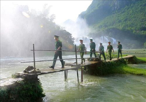 Thác Bản Giốc thuộc địa phận xã Đàm Thủy, huyện Trùng Khánh, tỉnh Cao Bằng. Mỗi năm thu hút hơn 30.000 lượt khách du lịch trong và ngoài nước tới tham quan. Ảnh: Phương Hoa - TTXVN Thác Bản Giốc mỗi năm thu hút hơn 30.000 lượt khách du lịch trong và ngoài nước tới tham quan. Ảnh: Phương Hoa – TTXVN Thác có độ cao trên 30 m với nhiều khối nước lớn đổ xuống qua nhiều tầng đá vôi. Ảnh: Phương Hoa - TTXVN Giữa thác có một mô đá rộng phủ đầy cây đã xẻ dòng sông thành 3 luồng nước như ba dải lụa trắng. Ảnh: Phương Hoa – TTXVN Chiến sỹ Công an huyện Trùng Khánh và bộ độ Biên phòng Đàm Thủy phối hợp tuần tra dưới chân thác Bản Giốc. Ảnh: Doãn Tấn – TTXVN Vào những ngày nắng, làn hơi nước còn tạo thành cầu vồng lung linh huyền ảo. Ảnh: Phương Hoa – TTXVN Thác Bản Giốc thuộc địa phận xã Đàm Thủy, huyện Trùng Khánh, tỉnh Cao Bằng. Mỗi năm thu hút hơn 30.000 lượt khách du lịch trong và ngoài nước tới tham quan. Ảnh: Phương Hoa - TTXVN Thác Bản Giốc mỗi năm thu hút hơn 30.000 lượt khách du lịch trong và ngoài nước tới tham quan. Ảnh: Phương Hoa – TTXVN Thác có độ cao trên 30 m với nhiều khối nước lớn đổ xuống qua nhiều tầng đá vôi. Ảnh: Phương Hoa - TTXVN Giữa thác có một mô đá rộng phủ đầy cây đã xẻ dòng sông thành 3 luồng nước như ba dải lụa trắng. Ảnh: Phương Hoa – TTXVN Chiến sỹ Công an huyện Trùng Khánh và bộ độ Biên phòng Đàm Thủy phối hợp tuần tra dưới chân thác Bản Giốc. Ảnh: Doãn Tấn – TTXVN Vào những ngày nắng, làn hơi nước còn tạo thành cầu vồng lung linh huyền ảo. Ảnh: Phương Hoa – TTXVN