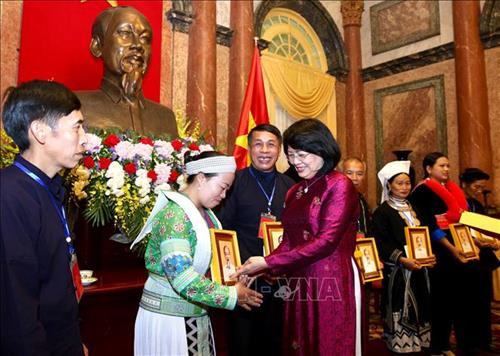 Phó Chủ tịch nước Đặng Thị Ngọc Thịnh tặng ảnh Chân dung Chủ tịch Hồ Chí Minh cho các đại biểu dân tộc thiểu số. Ảnh: Dương Giang -TTXVN Phó Chủ tịch nước Đặng Thị Ngọc Thịnh tặng ảnh Chân dung Chủ tịch Hồ Chí Minh cho các đại biểu dân tộc thiểu số. Ảnh: Dương Giang -TTXVN