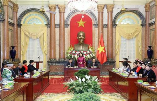Phó Chủ tịch nước Đặng Thị Ngọc Thịnh nói chuyện với các đại biểu dân tộc thiểu số tiêu biểu tỉnh Cao Bằng. Ảnh: Dương Giang – TTXVN Phó Chủ tịch nước Đặng Thị Ngọc Thịnh nói chuyện với các đại biểu dân tộc thiểu số tiêu biểu tỉnh Cao Bằng. Ảnh: Dương Giang – TTXVN