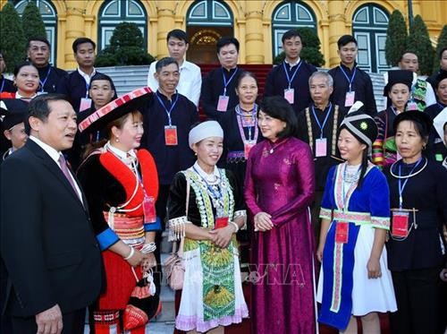 Phó Chủ tịch nước Đặng Thị Ngọc Thịnh với các đại biểu dân tộc thiểu số tiêu biểu tỉnh Cao Bằng. Ảnh: Dương Giang – TTXVN Phó Chủ tịch nước Đặng Thị Ngọc Thịnh với các đại biểu dân tộc thiểu số tiêu biểu tỉnh Cao Bằng. Ảnh: Dương Giang – TTXVN