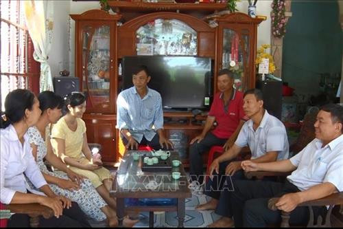 Các cán bộ quản lý mô hình Địa chỉ tin cậy - Nhà tạm lánh xã Xuân Tây (Cẩm Mỹ, Đồng Nai) tư vấn, tuyên truyền về luật hôn nhân và gia đình cho người dân. Ảnh: Lê Xuân - TTXVN Các cán bộ quản lý mô hình Địa chỉ tin cậy - Nhà tạm lánh xã Xuân Tây (Cẩm Mỹ, Đồng Nai) tư vấn, tuyên truyền về luật hôn nhân và gia đình cho người dân. Ảnh: Lê Xuân - TTXVN