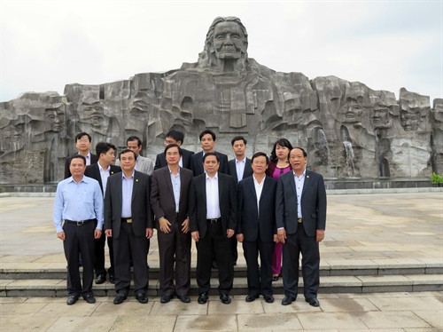 Đồng chí Phạm Minh Chính cùng đoàn tại tượng đài Mẹ Việt Nam Anh hùng (thành phố Tam Kỳ). Ảnh: Đỗ Trưởng – TTXVN
