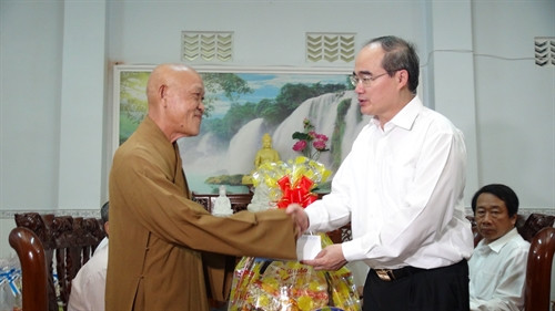 Chủ tịch Ủy ban Trung ương MTTQ Việt Nam Nguyễn Thiện Nhân đến thăm, tặng quà Tết Ban trị sự Giáo hội Phật giáo Việt Nam tỉnh Trà Vinh. Ảnh: Thanh Hòa- TTXVN