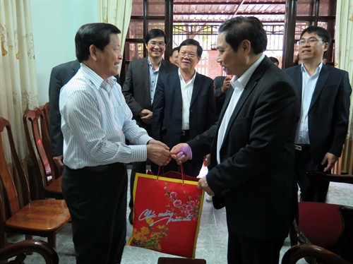 Đồng chí Phạm Minh Chính tới thăm gia đình ông Trần Xuân Thọ, nguyên cán bộ lãnh đạo tỉnh Quảng Nam. Ảnh: Đỗ Trưởng – TTXVN