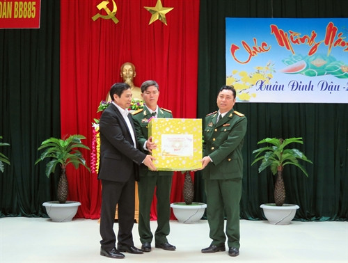 Đồng chí Phạm Minh Chính tới thăm và chúc Tết cán bộ, chiến sĩ Trung đoàn 885 và Đại đội Trinh sát thuộc Bộ chỉ huy quân sự tỉnh Quảng Nam. Ảnh: Đỗ Trưởng – TTXVN