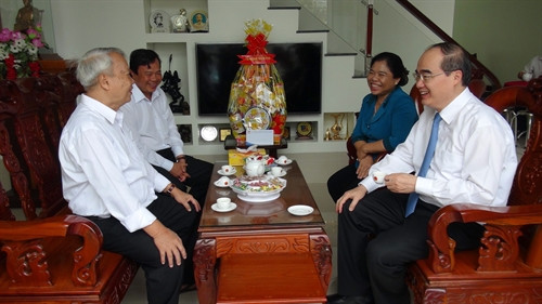 Chủ tịch Ủy ban Trung ương MTTQ Việt Nam Nguyễn Thiện Nhân đến thăm, chúc Tết gia đình đồng chí Bùi Quang Huy, nguyên Ủy viên Trung ương Đảng, nguyên Bí thư tỉnh ủy Trà Vinh. Ảnh: Thanh Hòa- TTXVN