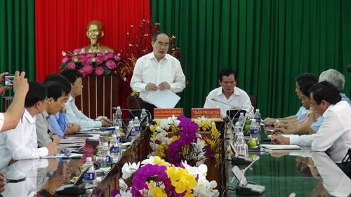 Chủ tịch Ủy ban Trung ương MTTQ Việt Nam Nguyễn Thiện Nhân làm việc với lãnh đạo chủ chốt tỉnh Trà Vinh. Ảnh: Thanh Hòa- TTXVN