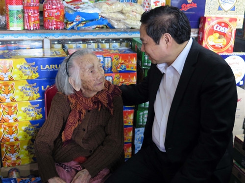 Đồng chí Phạm Minh Chính tới thăm Mẹ Việt Nam Anh hùng Trần Thị Khẩn, 100 tuổi ở thành phố Tam Kỳ. Ảnh: Đỗ Trưởng – TTXVN