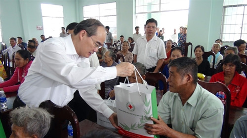 Chủ tịch Ủy ban Trung ương MTTQ Việt Nam Nguyễn Thiện Nhân đến thăm, tặng quà Tết cac cụ già ở Trung tâm Bảo trợ xã hội tỉnh Trà Vinh. Ảnh: Thanh Hòa- TTXVN