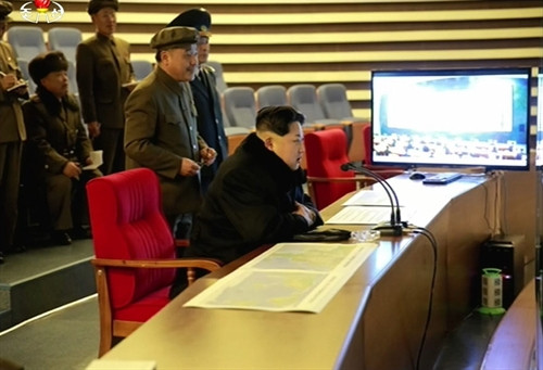 Trong ảnh (do Đài truyền hình Triều Tiên cung cấp ngày 7/2): Nhà lãnh đạo Triều Tiên Kim Jong-Un (ngồi phía trước) theo dõi vụ phóng tên lửa mang theo vệ tinh Kwangmyongsong-4. YONHAP/ TTXVN