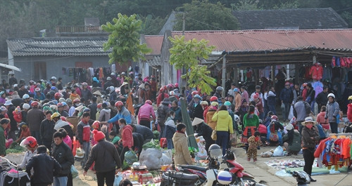 Phiên chợ San Thàng ngày cuối năm. Ảnh: Nguyễn Duy - TTXVN