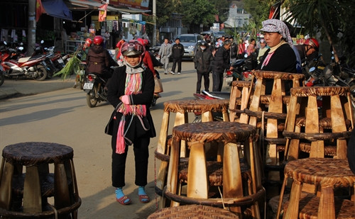Ghế mây của đồng bào dân tộc được bày bán tại chợ San Thàng. Ảnh: Nguyễn Duy – TTXVN