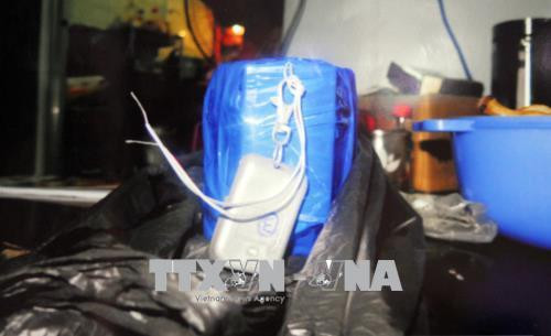 Khối chất nổ gắn băng keo màu xanh, gắn dây điện nối với remote điều khiển. Ảnh: Thành Chung - TTXVN Khối chất nổ gắn băng keo màu xanh, gắn dây điện nối với remote điều khiển. Ảnh: Thành Chung - TTXVN