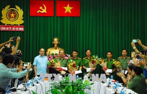 Lãnh đạo Thành phố Hồ Chí Minh khen thưởng các đơn vị tham gia phá án. Ảnh: Thành Chung – TTXVN Lãnh đạo Thành phố Hồ Chí Minh khen thưởng các đơn vị tham gia phá án. Ảnh: Thành Chung – TTXVN