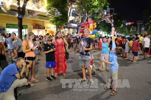 Phố đi bộ Hồ Gươm thu hút đông đảo khách du lịch. Ảnh: TTXVN