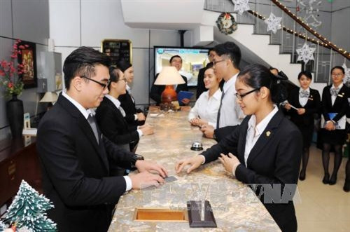 Sinh viên thực tập bộ môn “Tiếp tân khách sạn 5 sao” tại trường. Ảnh: An Hiếu - TTXVN.