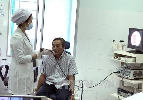 Bác sĩ Bệnh viện Tai Mũi Họng Thành phố Hồ Chí Minh nội soi thăm khám cho bệnh nhân sau khi thực hiện phương pháp phẫu thuật ung thư thanh quản bằng laser. Ảnh: Phương Vy - TTXVN. Bác sĩ Bệnh viện Tai Mũi Họng Thành phố Hồ Chí Minh nội soi thăm khám cho bệnh nhân sau khi thực hiện phương pháp phẫu thuật ung thư thanh quản bằng laser. Ảnh: Phương Vy - TTXVN.