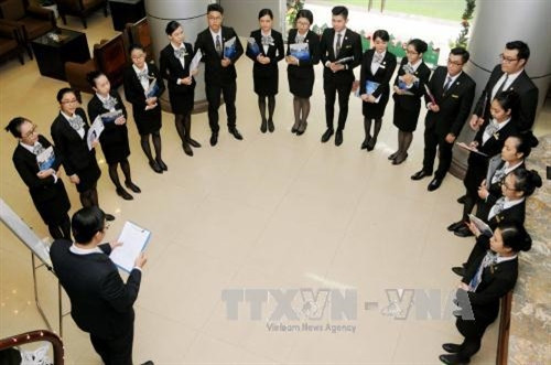 Giờ học “Tiếp tân khách sạn 5 sao” tại trường. Ảnh: An Hiếu - TTXVN.