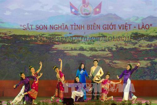 Biểu diễn văn nghệ chào mừng tại chương trình. Ảnh: Nguyễn Cường - TTXVN Biểu diễn văn nghệ chào mừng tại chương trình. Ảnh: Nguyễn Cường - TTXVN