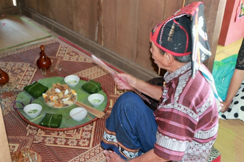 Thầy mo Lò Văn Xuân đang làm lễ cũng vía.