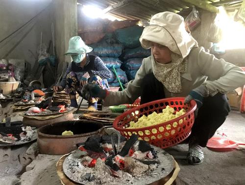 Công đoạn đúc bánh thuẫn. Ảnh: Phước Ngọc - TTXVN Công đoạn đúc bánh thuẫn. Ảnh: Phước Ngọc - TTXVN