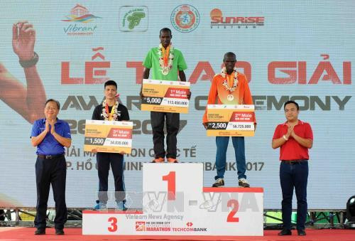 Ban tổ chức trao phần thưởng cho các vận động viên nam chuyên nghiệp đạt giải thứ hạng cao ở cự ly 42km. Ảnh: An Hiếu – TTXVN