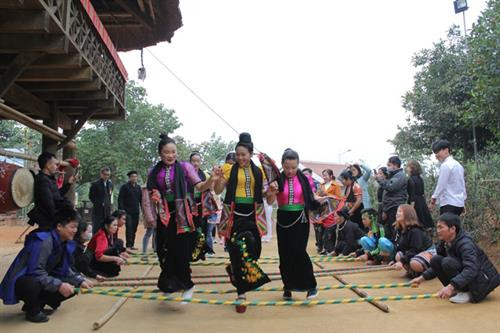 Những cô gái Thái vui tươi trong điệu nhảy sạp. Những cô gái Thái vui tươi trong điệu nhảy sạp.