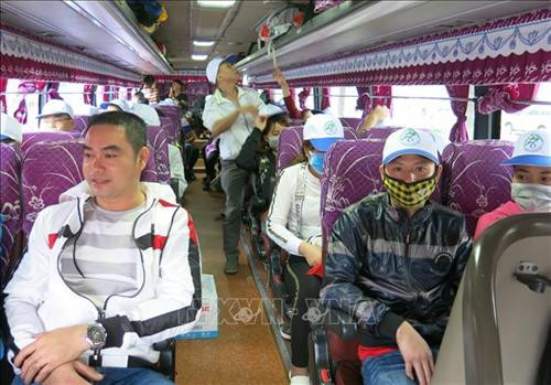 Công nhân lao động Bình Dương về quê ăn Tết trong các Chuyến xe nghĩa tình 2019. Ảnh: Hải Âu-TTXVN