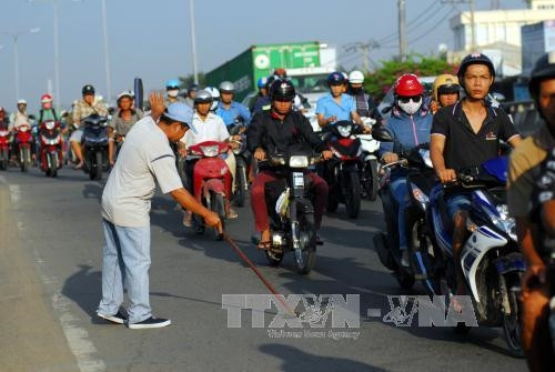 Sau quãng đường vài cây số, anh Phong hút được hàng trăm mảnh thép vương vãi trên quốc lộ. Ảnh: Mạnh Linh - TTXVN