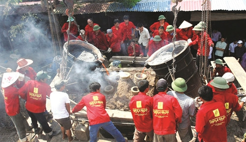 Làng nghề đúc đồng Ngũ Xã bắt nguồn từ một số thợ đúc đồng quê ở vùng Thuận Thành (Bắc Ninh) và Văn Lâm (Hưng Yên) cùng nhau mở lò đúc đồng ở hồ Trúc Bạch