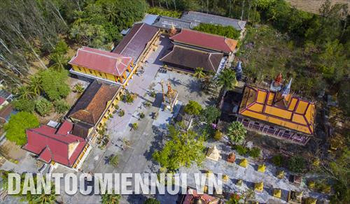 Trong dịp Tết Tết Chôl Chhnăm Thmây 2020, các chùa Khmer không trang trí đón Tết như mọi năm, ngừng các nghi lễ và các hoạt động mừng năm mới tập trung đông người