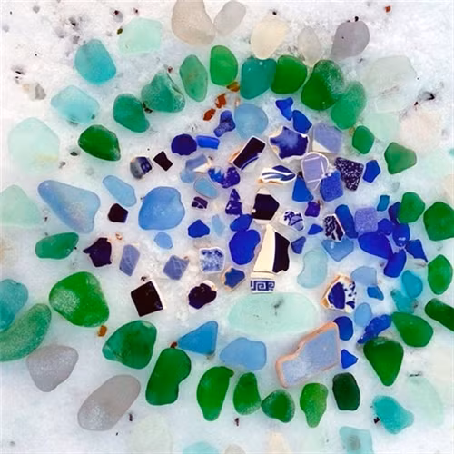 Những viên đá thủy tinh lấp lánh dưới nắng